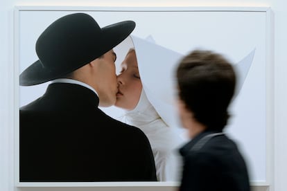  Un hombre contempla la fotografía de la campaña 'Unhate' en la exposición 'Oliviero Toscani. Más de 50 años de magníficos fracasos',  que se realizó en Valladolid en 2016