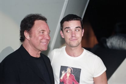 Tom Jones y Robbie en los BRIT Awards de 1998.