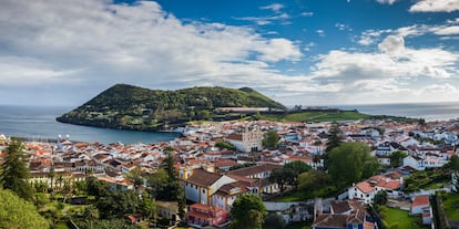 Vista de Angra do Heroísmo desde lo alto de Alto da Memória, en la isla de Terceira.