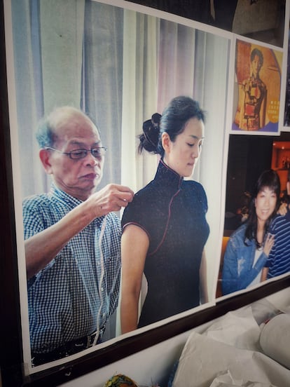 El veterano sastre, en una sesión de prueba con la célebre actriz china Gong Li.