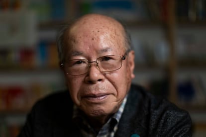 Shigemitsu Tanaka es el copresidente de la organización Nihon Hidankyo, ganadora del Nobel de la Paz de 2024 por su lucha contra las armas nucleares. En la imagen, el activista posa este jueves en un colegio de Madrid.