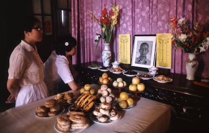 La foto del difunto preside una mesa con ofrendas de comida traídas por los familiares en su funeral en el templo de Longhua, el más antiguo de Shanghái, en 1988.