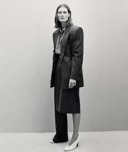 Malgosia Bela con americana, camisa y falda pantalón, todo de lana; anillo de plata y pump Mini Lido trenzado en piel de napa, todo de  BOTTEGA VENETA.