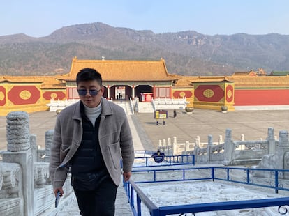 El productor Zhou Qing retratado en el decorado que replica la Ciudad Prohibida en Hengdian el miércoles 15 de enero.