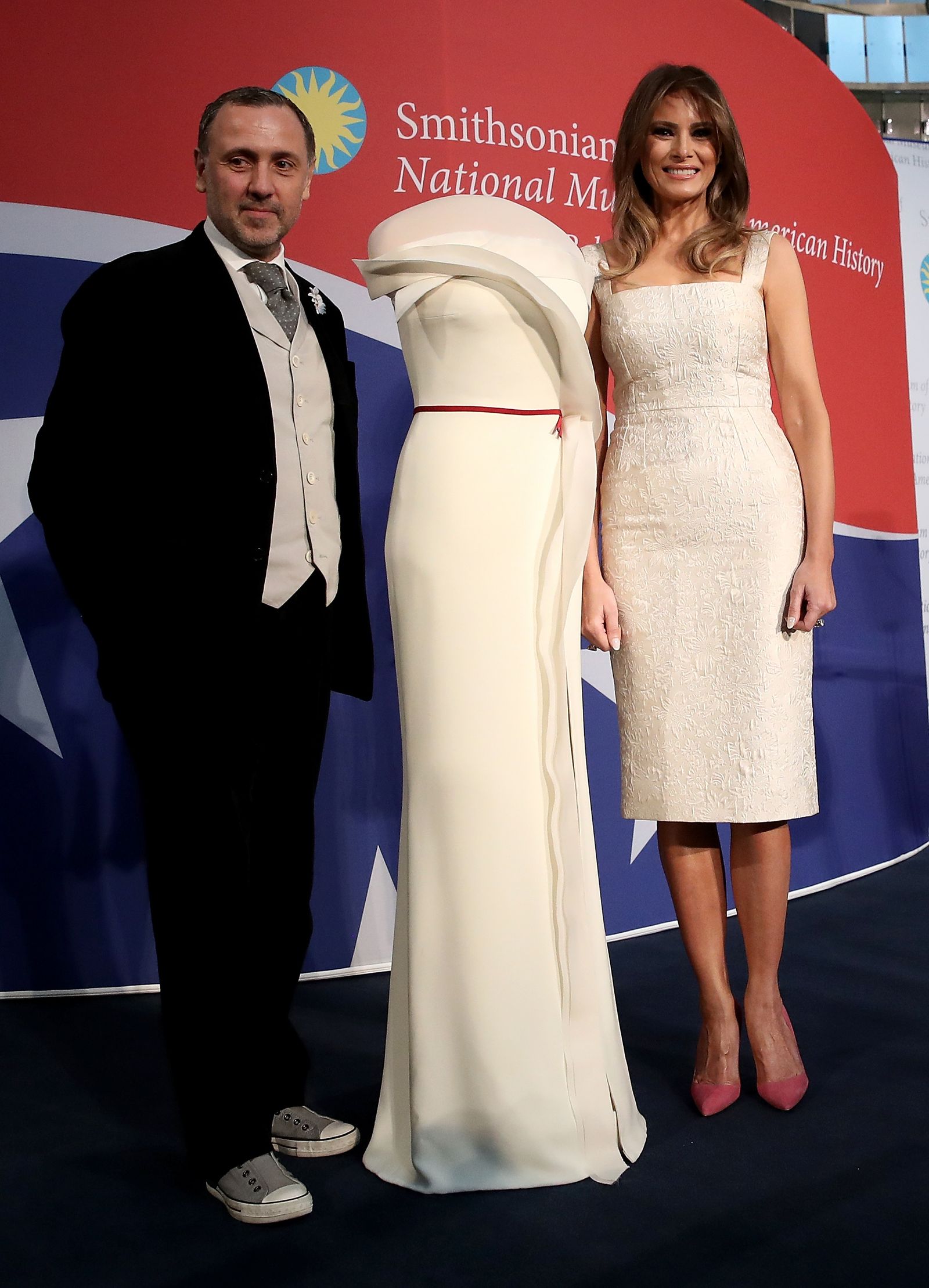 Melania Trump junto a Herv Pierre en 2017 con el vestido que le hizo para el baile inaugural de entonces que donó al...