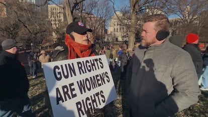 Imagen del documental 'From My Cold Dead Hands', de Javier Horcajada, con la manifestante incluyendo el derecho a poseer armas entre las reivindicaciones feministas.