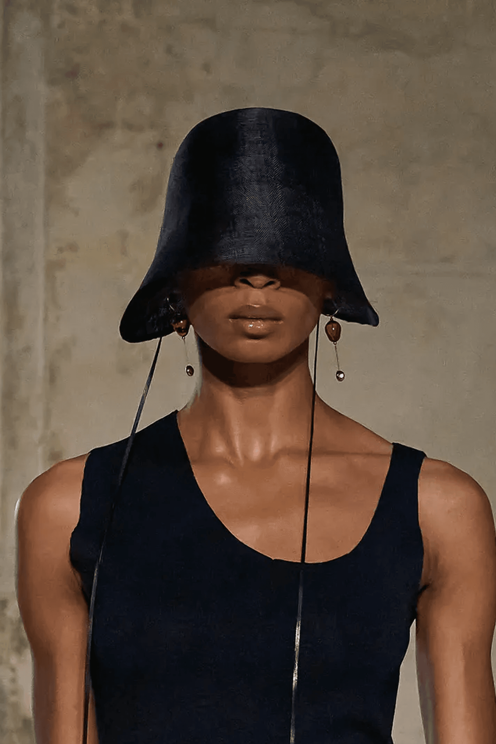 sombrero en Mame Kuroguchi primaveraverano 2025.