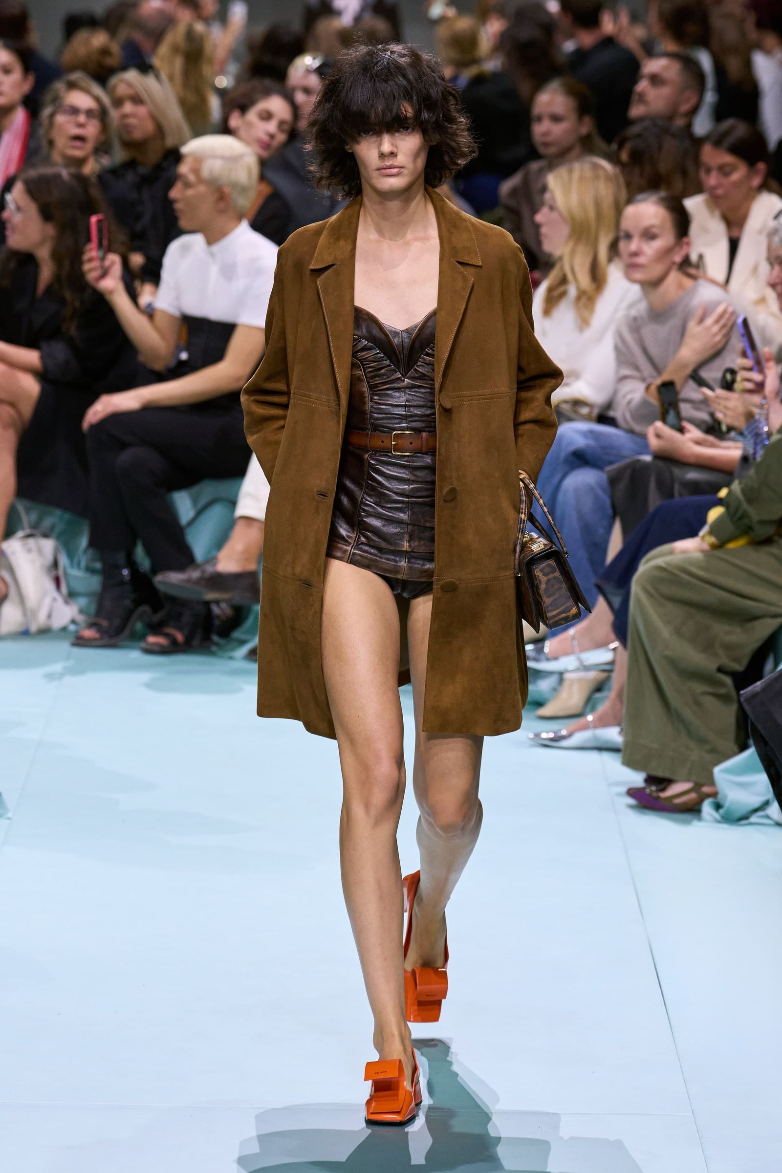 Tendencia de chaquetas de color marrón de primaveraverano 2025 por Prada