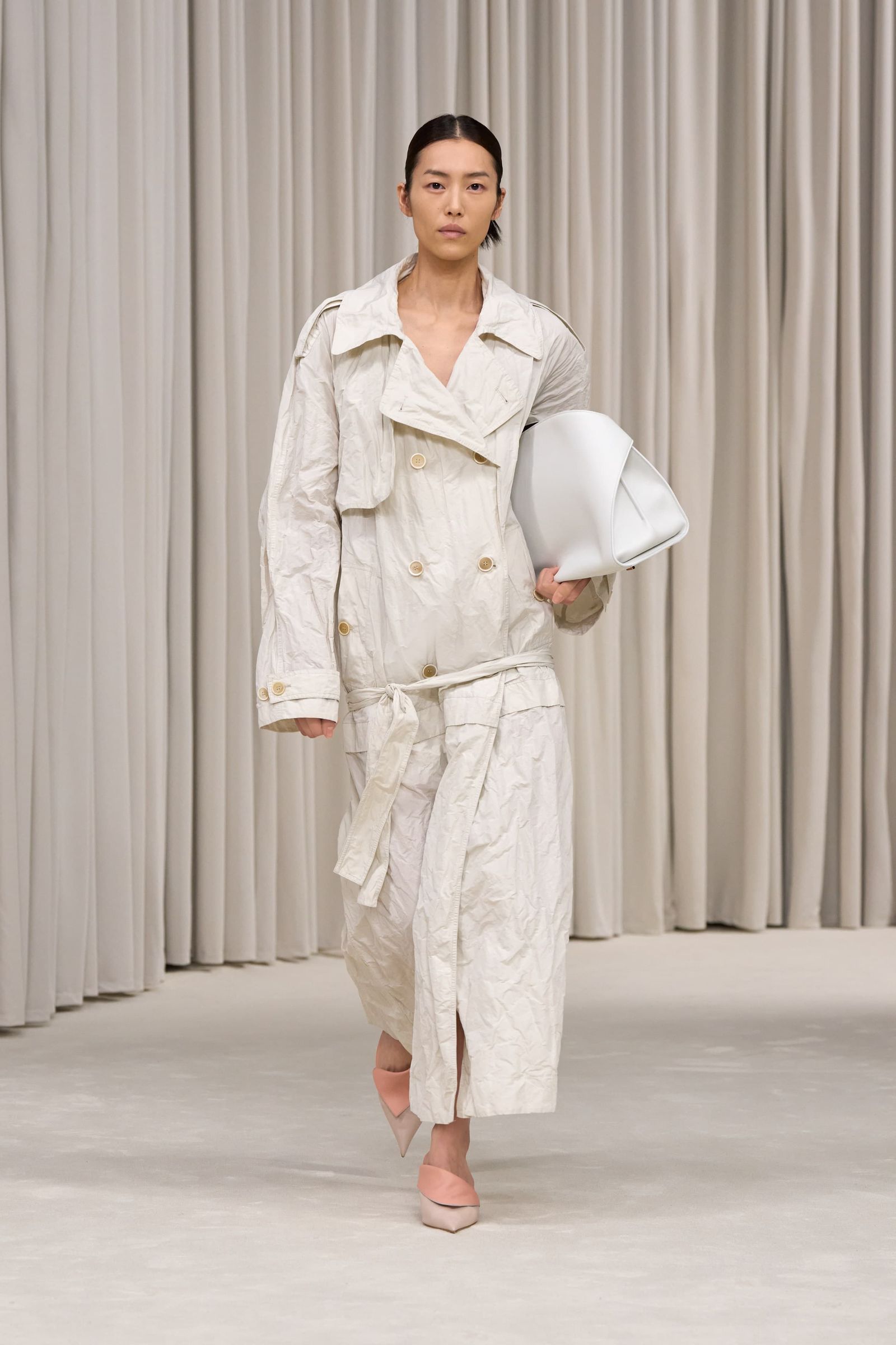 Tendencia de gabardinas para primaveraverano 2025 por Ferragamo