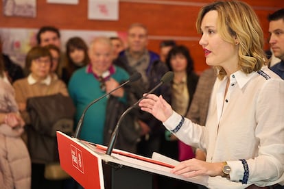 La portavoz del Gobierno y ministra de Educación, Pilar Alegría, hoy durante una rueda de prensa en la sede del PSOE de Aragón.