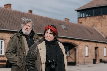 Stephen Fry y Lena Dunham, protagonistas de 'Treasure'.