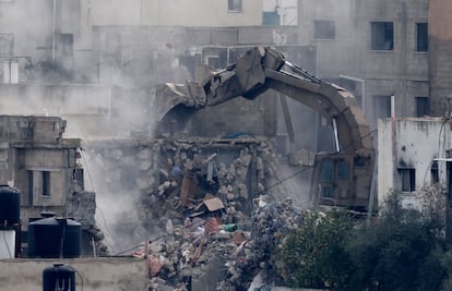 Una excavadora demuele un edificio en el cuarto día de la incursión militar israelí en el campo de refugiados de Yenín, este viernes.