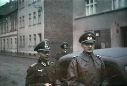 Soldados del Tercer Reich caminan en una de las calles de Oświęcim durante los primeros meses de ocupación alemana en Polonia.