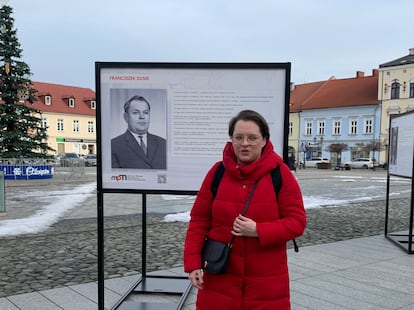 Barbara Daczynska, este sábado en la plaza principal de Oswiecim, que los nazis rebautizaron con el nombre de Adolf Hitler.