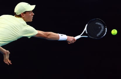 Sinner intenta devolver de revés un servicio de Zverev.