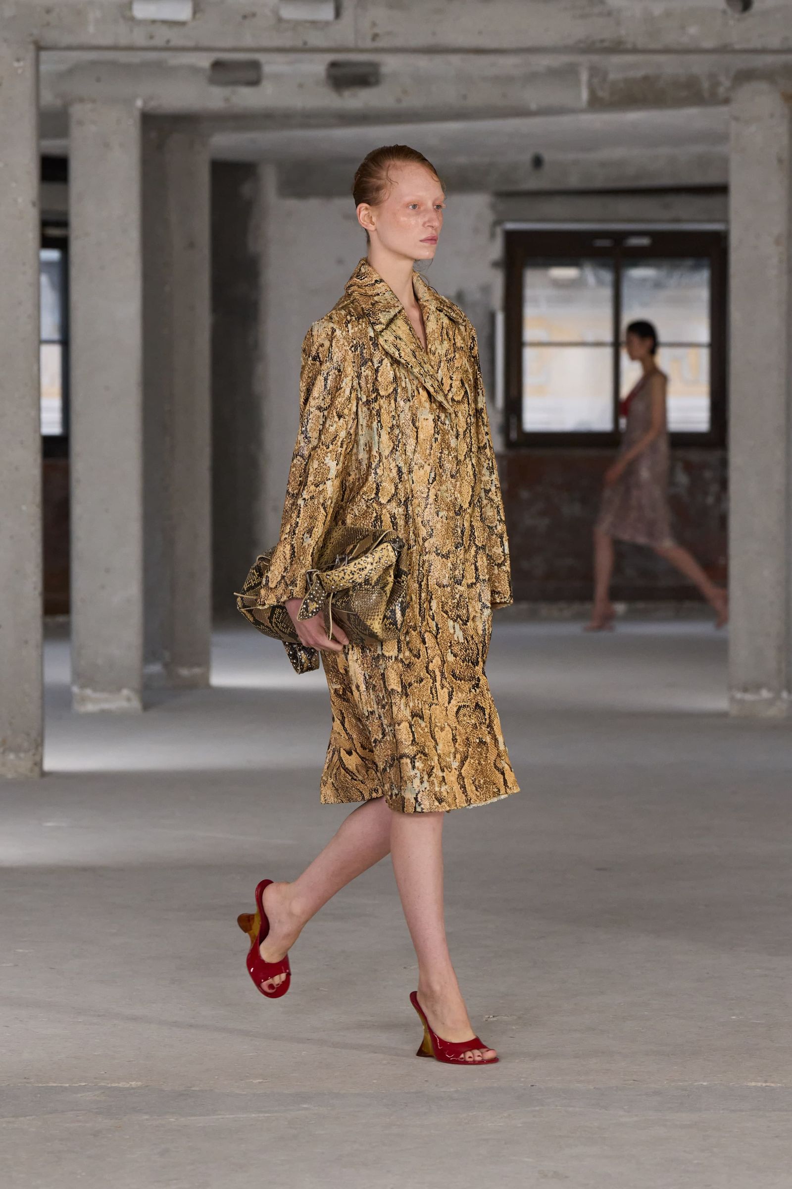 Tendencia estampado de serpiente de primaveraverano 2025 por Dries van Noten