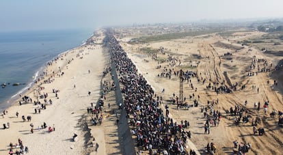 Fotografía aérea de la columna humana de miles de gazatíes intentando volver del sur al norte de la Franja de Gaza. 