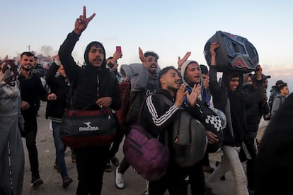 Desplazados palestinos celebran su regreso a sus hogares. Se calcula que 9 de cada 10 gazatíes han tenido que abandonar sus casas durante los bombardeos incesantes de Israel sobre la Franja. 
