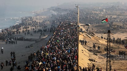 Miles de personas desplazadas emprenden el camino hacia sus casas en el norte de Gaza, este lunes.
