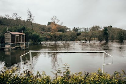 El río Tambre a su paso por la localidad de Ponte Maceira, donde se ha desbordado su cauce.