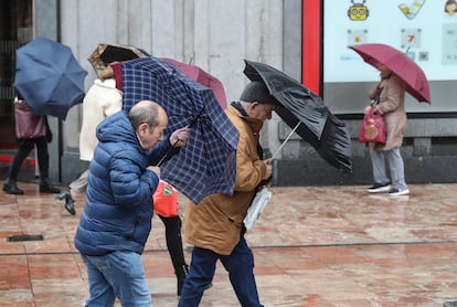  Un grupo de personas con paraguas el lunes en el centro de Oviedo (Asturias).