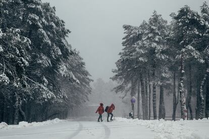 Dos personas caminan por la nieve el lunes, en la estación de Montaña de Manzaneda (Ourense).