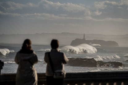Dos mujeres observan la Isla de Mouro, en la bahía de Santander (Cantabria).