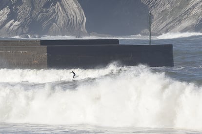 Un surfista coge una ola el lunes en la playa de Plentzia (Bizkaia), este lunes.