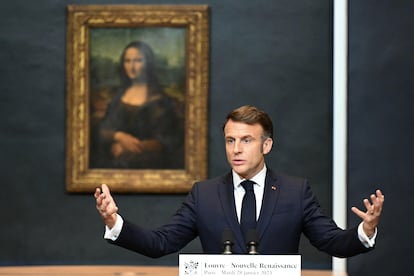 Emmanuel Macron, gesticula frente a la obra maestra de Leonardo da Vinci, Mona Lisa.