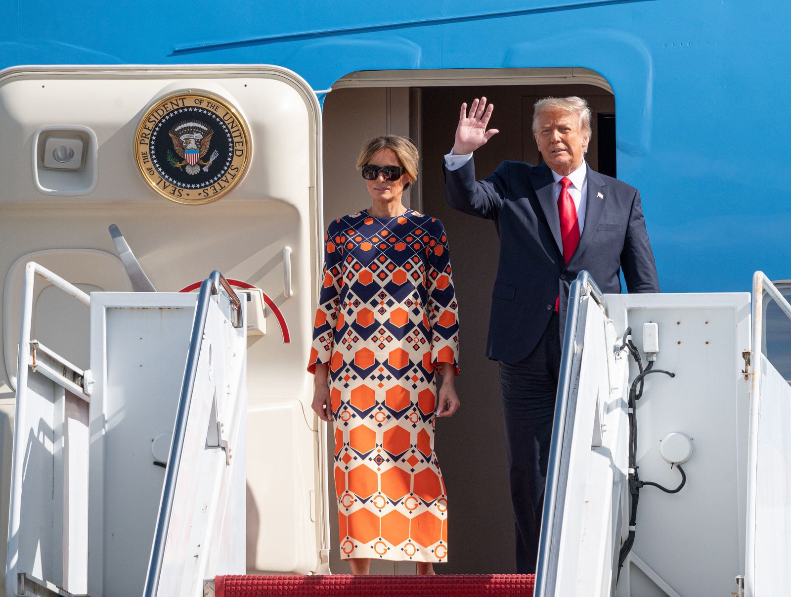 Melania Trump con un traje estampado en MaraLago en 2020.