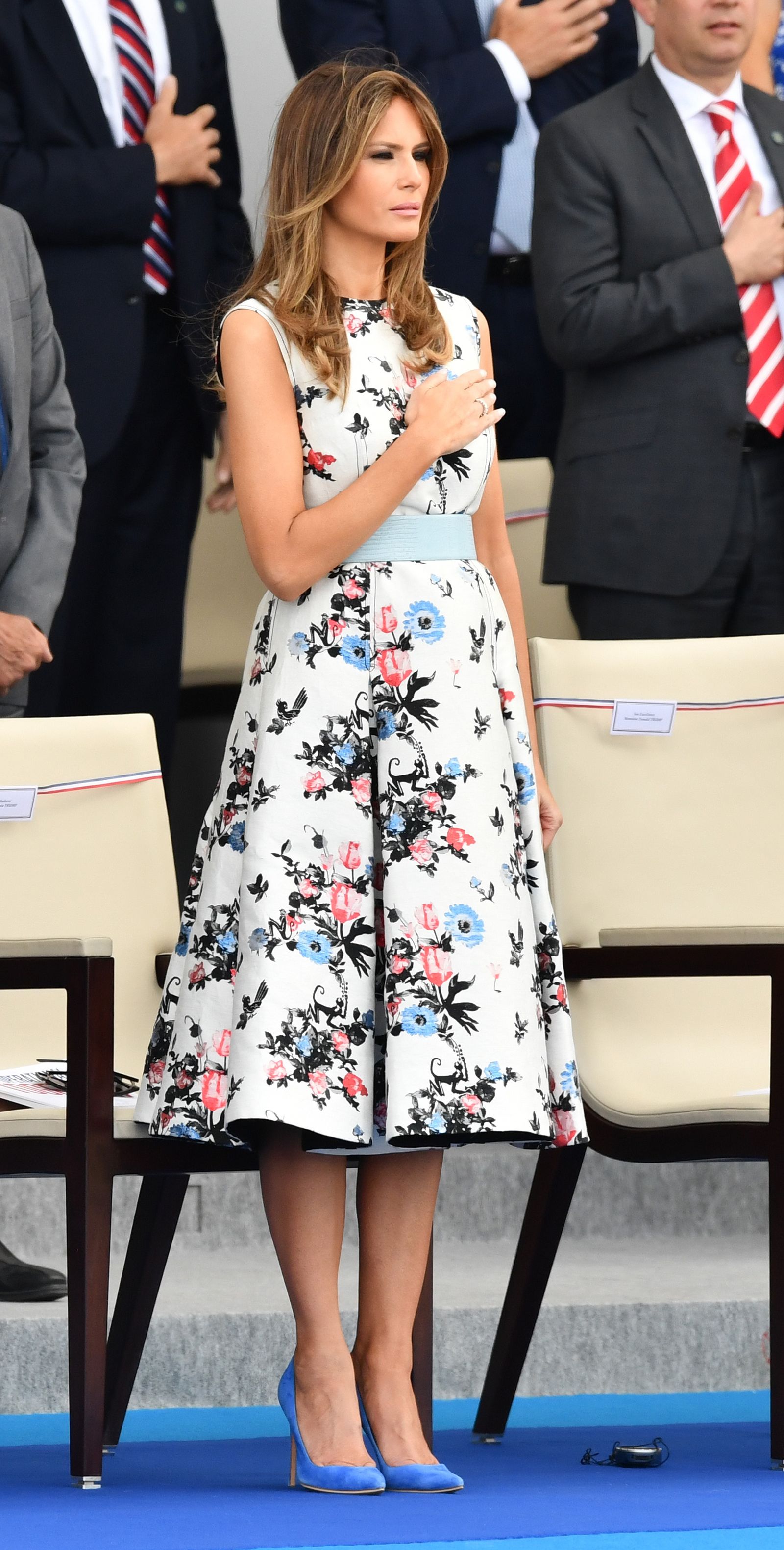 Con un vestido ‘ladylike de flores en 2017. Un look en las antípodas al esmoquin masculino de su retrato oficial.