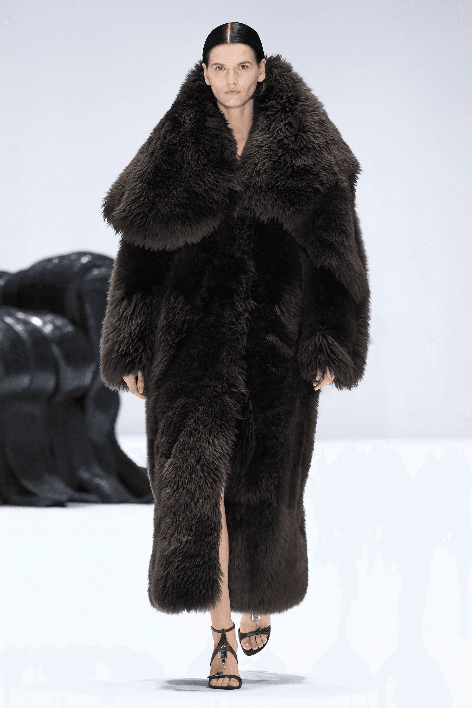 abrigo de pelo marron en Acne Studios otoñoinvierno 2024.