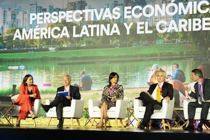 Los participantes conversan en el primer día de actividades del foro. 