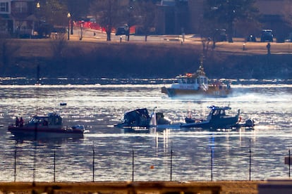 Las autoridades locales han confirmado que se han recuperado 28 cadáveres del río Potomac: 27 de ellos eran pasajeros del avión de American Airlines y uno, tripulante del helicóptero militar.
