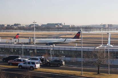 Vista de los aviones en el Aeropuerto Nacional Ronald Reagan de Washington, esta mañana el aeropuerto había reducido sus operaciones habituales, hasta las 11.00, hora local, que reanudaron sus actividades a tiempo completo. 
