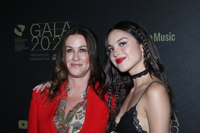 Alanis Morissette y una de sus alumnas aventajadas, Olivia Rodrigo, en la gala Canadian Songwriters Hall Of Fame de 2022.