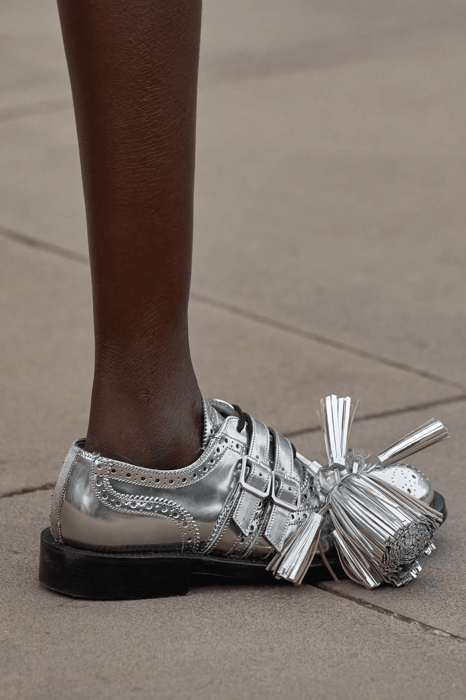 zapatos plateados como los de Lady Di en Erdem primaveraverano 2025.