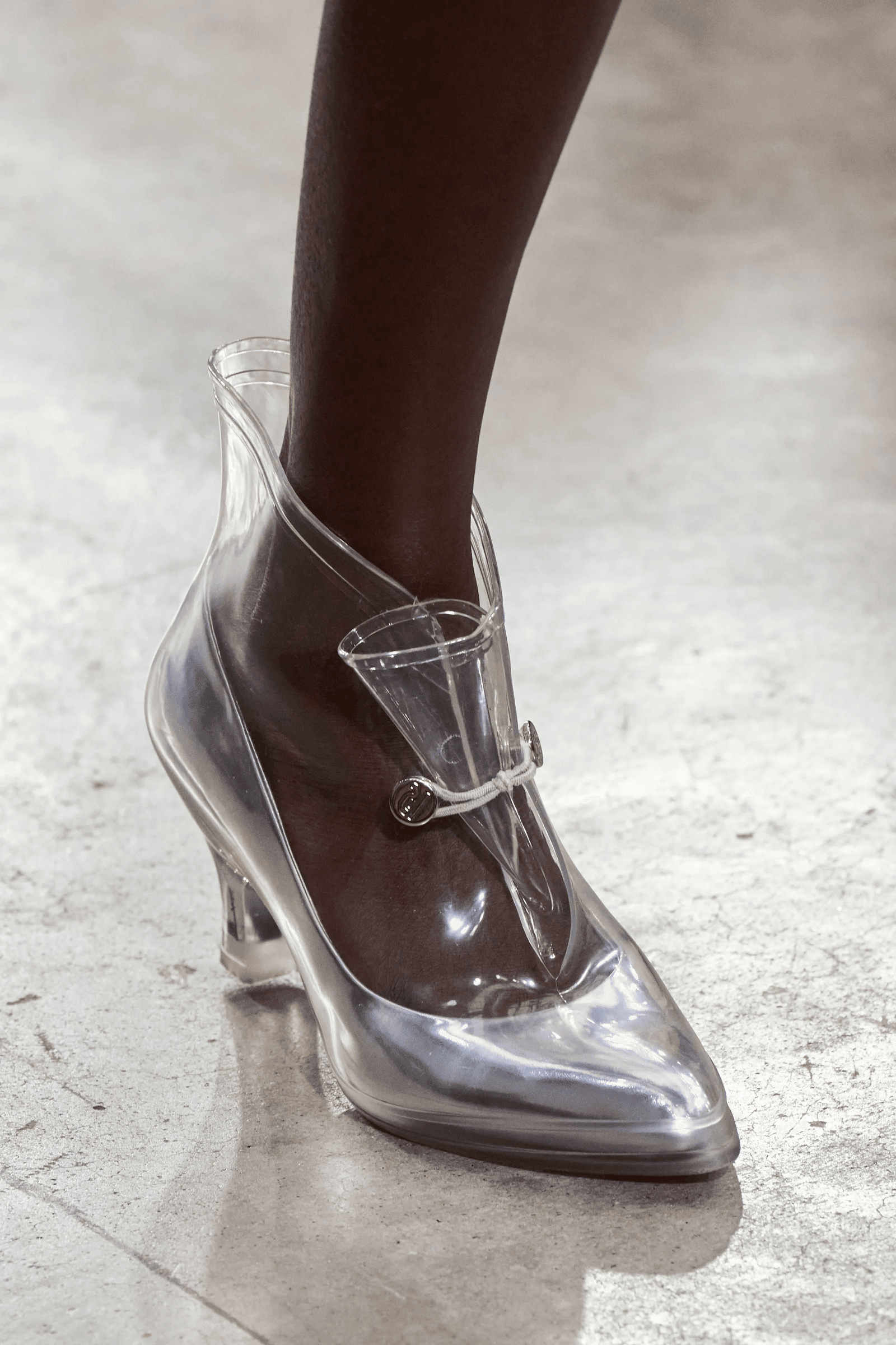 zapatos plateados como los de Lady Di en Rabanne primaveraverano 2025.