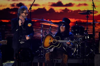 Chris Robinson, de The Black Crowes, junto a Slash.