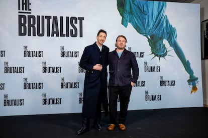 Adrien Brody y el director Brady Corbet, ayer viernes por la mañana en la presentación de 'The Brutalist'.
