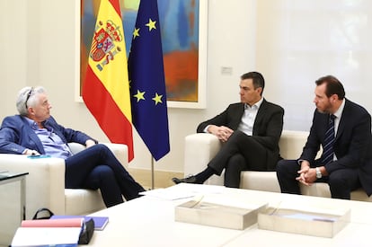 El presidente del Gobierno, Pedro Sánchez, y el ministro de Transportes, Óscar Puente, junto al consejero delegado de Ryanair, Michael O'Leary, el 12 de enero de 2024 en Madrid.