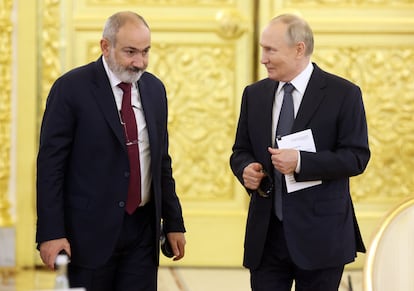 El primer ministro de Armenia, Nikol Pashinián, con el presidente ruso, Vladímir Putin, el pasado 8 de octubre en Moscú. 