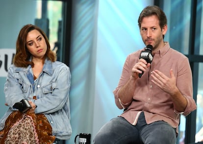 Jeff Baena y Aubrey Plaza, el 29 de junio de 2017, durante la rueda de prensa de la película 'En Pecado' en Nueva York (Estados Unidos).