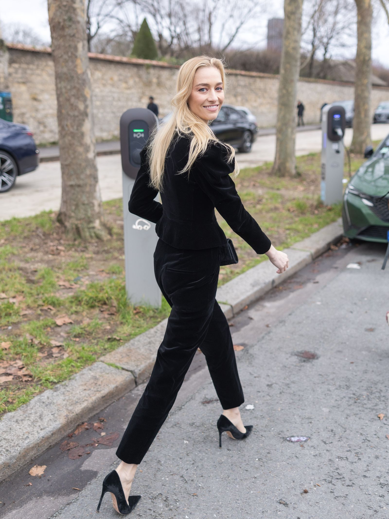beatrice borromeo con un traje de terciopelo de dior en el desfile de alta costura