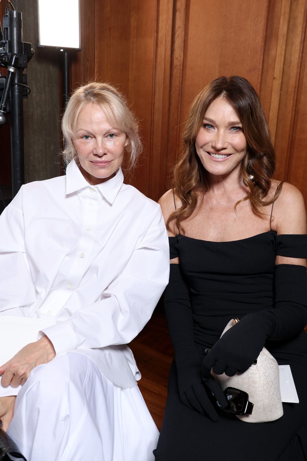 Pamela Anderson y Carla Bruni en el front row de Jacquemus Spring 2025