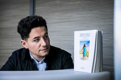 El escritor Chris Whitaker, en 2022 con su anterior novela, en una fotografía cedida por Penguin Random House.