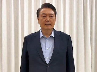 En esta imagen publicada por la Oficina del Presidente de Corea del Sur, el presidente surcoreano acusado, Yoon Suk-yeol, habla en Seúl, este miércoles.