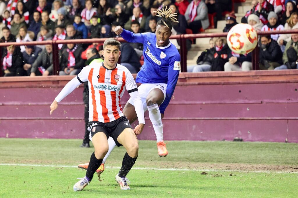 El delantero del Athletic Club, Nico Williams (d), disputa el balón ante el defensor del Logroñés durante el partido de Copa de este sábado.