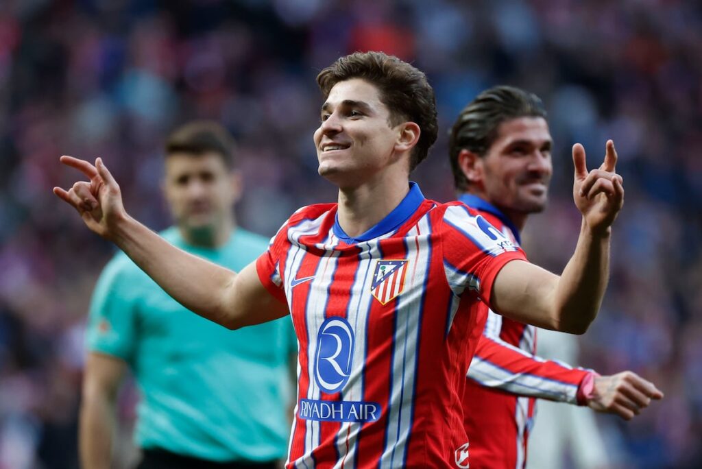 Julián Alvarez celebra el gol que dio el triunfo al Atlético ante Osasuna,