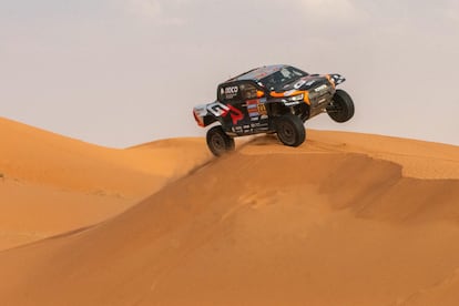 Henk Lategan, de Sudáfrica, compite con su Toyota Hilux en la etapa seis del rally, de Hail hasta Al Duwadimi, en Arabia Saudí.